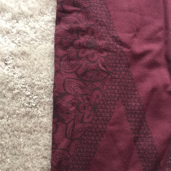 Maroon leggings with flower design - Picture 3 of 3
